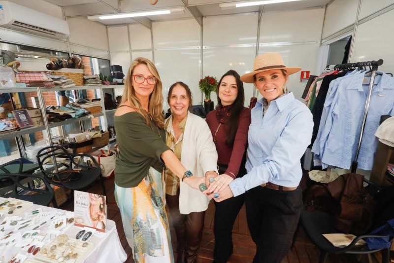 Patricia, Flora, Karoline e Silvana, s&atilde;o primas que encontraram na colabora&ccedil;&atilde;o m&uacute;tua uma nova forma de vender seus trabalhos na Expointer<br />Foto: Dani Villar/Especial/JC