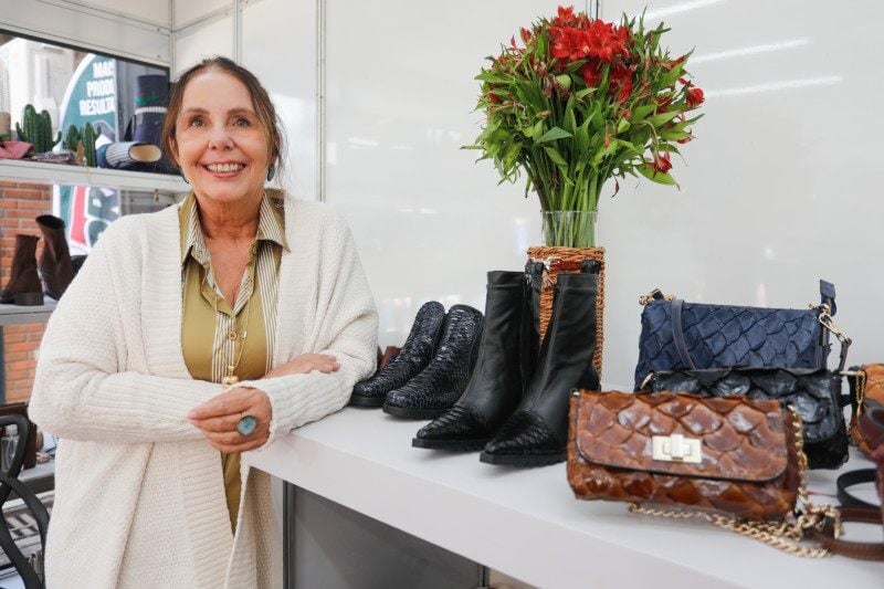 Flora Galv&atilde;o exp&otilde;e, junto &agrave;s suas primas, cal&ccedil;ados e bolsas com couros ex&oacute;ticos<br />Foto: Dani Villar/Especial/JC