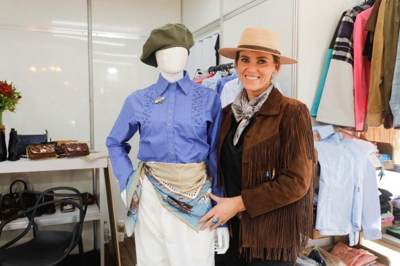 Silvana Frederich, empreendedora &agrave; frente da Campesina Gally, se diz pioneira na confecc&ccedil;&atilde;o de roupas de favo<br />Foto: Dani Villar/Especial/JC