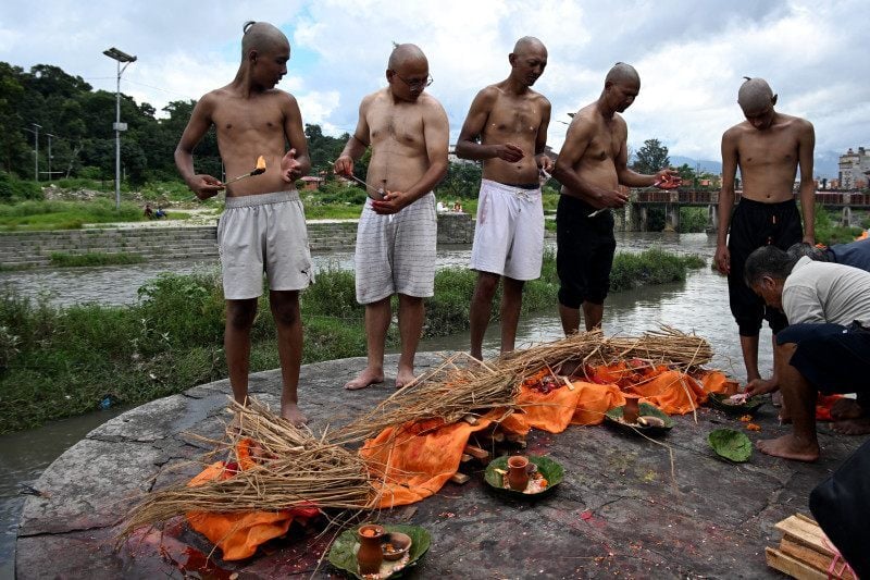  Em cerim&ocirc;nias hindus, eles queimaram ef&iacute;gies de palha como forma simb&oacute;lica de despedida