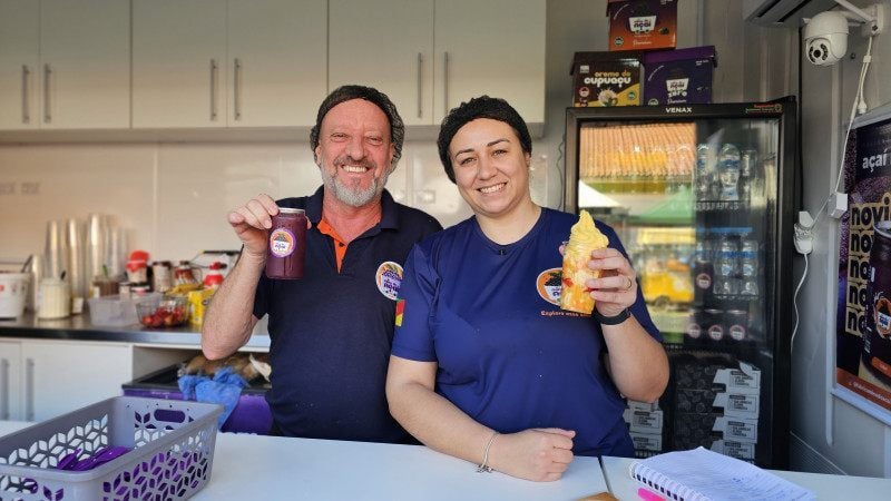 Evaldo Viana propriet&aacute;rio da Mina do A&ccedil;a&iacute; e Yasmin Gorges, colaboradora da marca<br />Foto: NATHAN LEMOS/JC