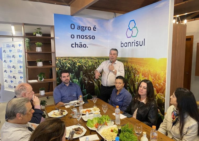 Presidente Fernando Lemos falou com jornalista no tradicional almoço na Expointer