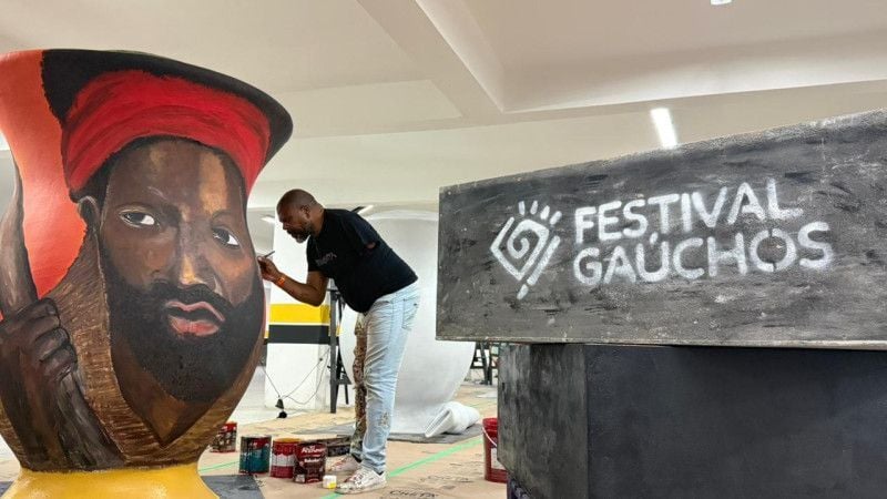 Cuias gigantes de até 2,20 metros de altura formam circuito artístico em pontos turísticos de Porto Alegre.