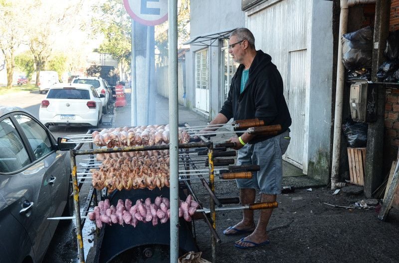 Gelson Cardoso, do Buteco Amigos do Dedé, começa o preparo do churrasco nas primeiras horas da manhã 