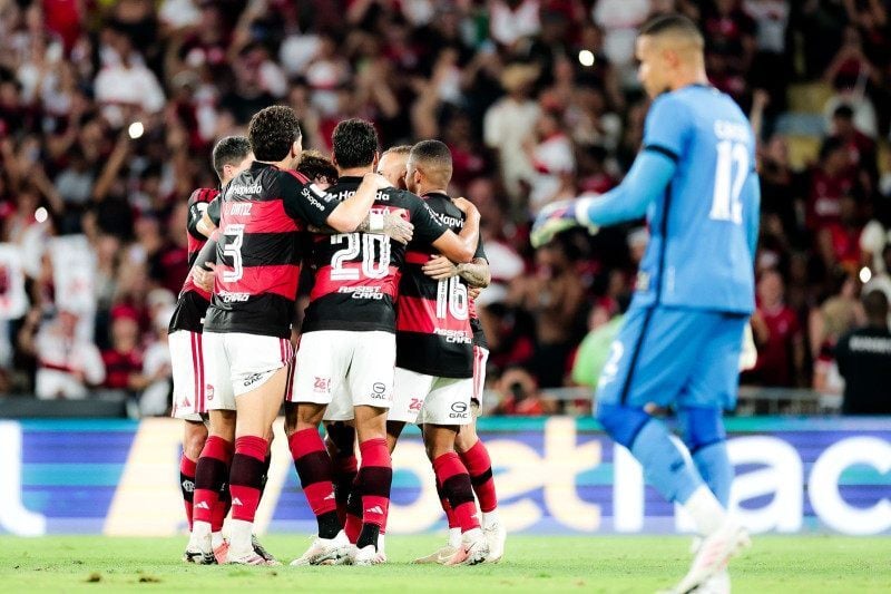 Após vitória em jogo atrasado, Flamengo fica a um ponto da liderança