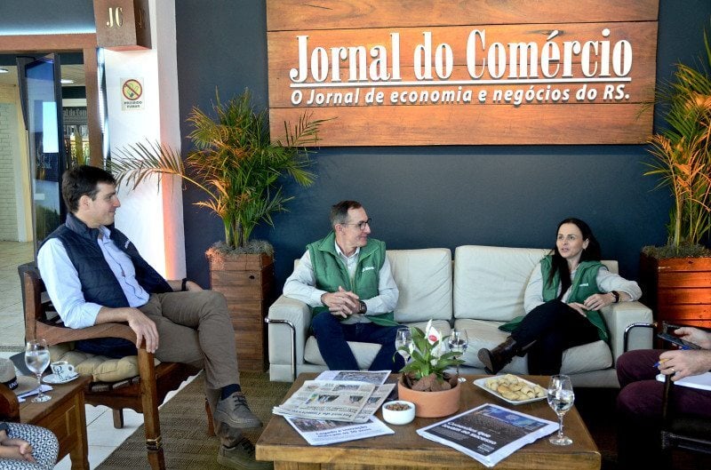 M&aacute;rcio Port, presidente da Central Sicredi Sul/Sudeste, e Anna Quadros, gerente de Comunica&ccedil;&atilde;o e Marketing da Central Sicredi Sul/Sudeste, foram recebidos por Giovanni Jarros Tumelero | Fernanda Davoglio/Especial/JC