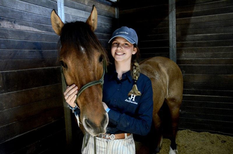 Joana Zambrano compete desde crian&ccedil;a, motivada pelo pai e pelo av&oacute;. Na Expointer, a ginete faz parte das 18 mulheres inscritas na Supercopa Jovem | Fernanda Davoglio/Divulga&ccedil;&atilde;o/Cidades
