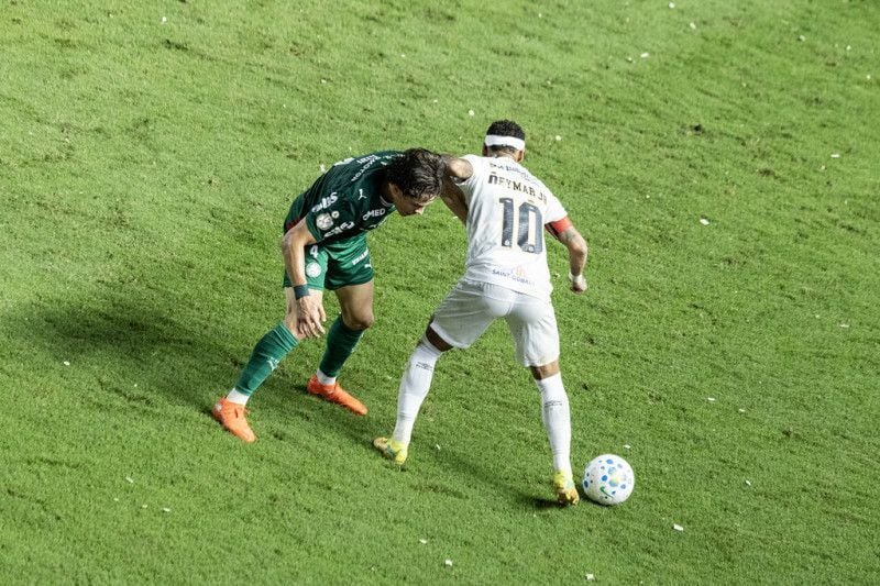  Estado do campo provoca queixas de Neymar 
