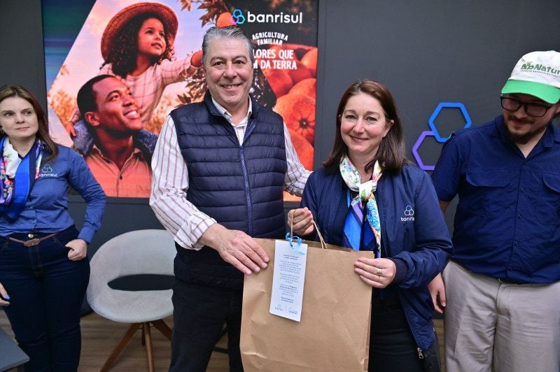 Presidente do Banrisul, Fernando Lemos, realizou a entrega sementes a representantes da agricultura familiar na Expointer