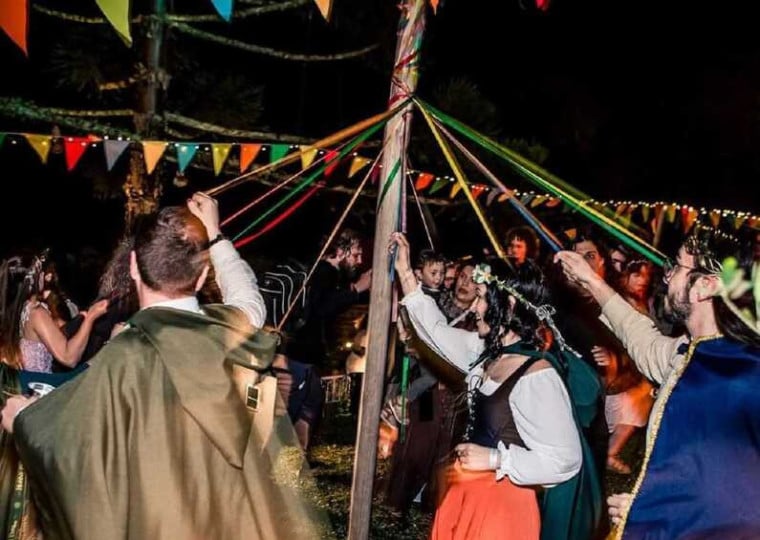 Evento é Inspirado na obra de J.R.R. Tolkien e terá concursos de cosplay, banquetes inspirados no universo, jogos de tabuleiro e tiro com arco 