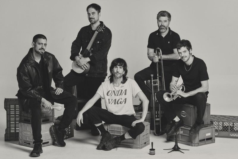 Com mistura de ritmos latino-americanos e pop-rock, o grupo traz à capital gaúcha a turnê do novo disco.