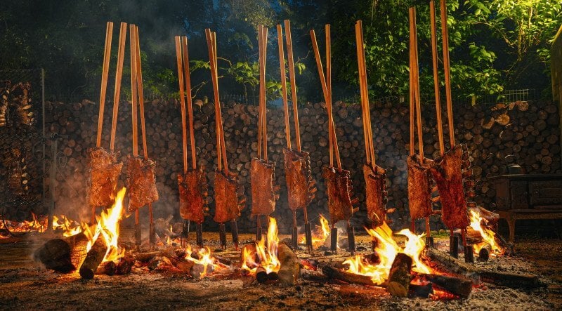 Entre oficinas de fotografia, artesanato e apresentações musicais, o tradicional almoço será preparado em fogo de chão 
