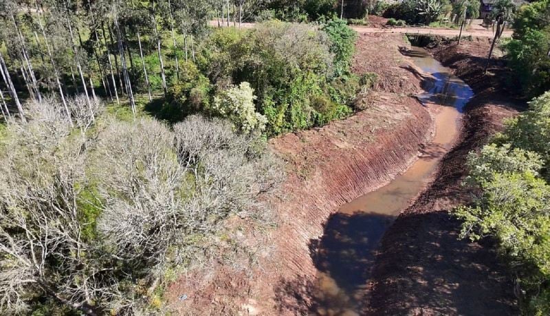 Arroio Santa Maria teve desassoreamento conclu&iacute;do nesta quinta-feira, dia 3. Com a conclus&atilde;o, prefeitura passar&aacute; obras para o Arroio M&uuml;ller