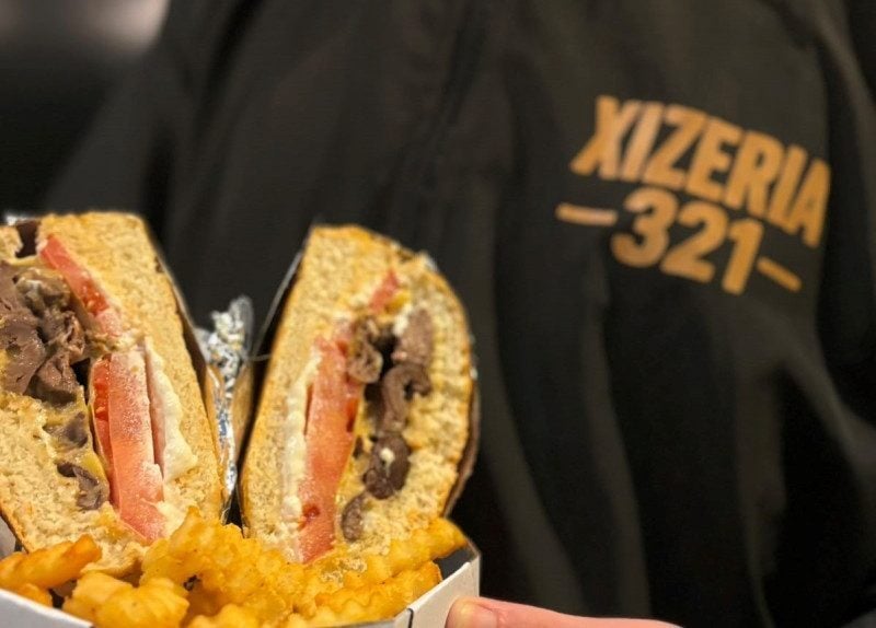 O Xis Pilsen, carro-chefe da casa, &eacute; preparado com hamb&uacute;rguer de costela, queijo cheddar e maionese grill<br />Foto: XIZERIA/DIVULGA&Ccedil;&Atilde;O/JC