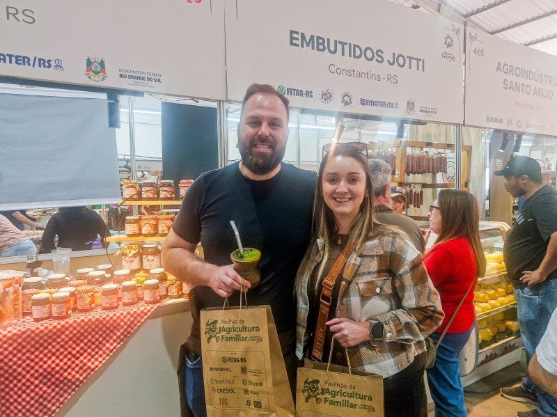 Gustavo Oliveira e J&uacute;lia Silveira aproveitam as degusta&ccedil;&otilde;es no Pavilh&atilde;o da Agricultura Familiar durante a Expointer 2026. | J&uacute;lia Fernandes/Especial/JC