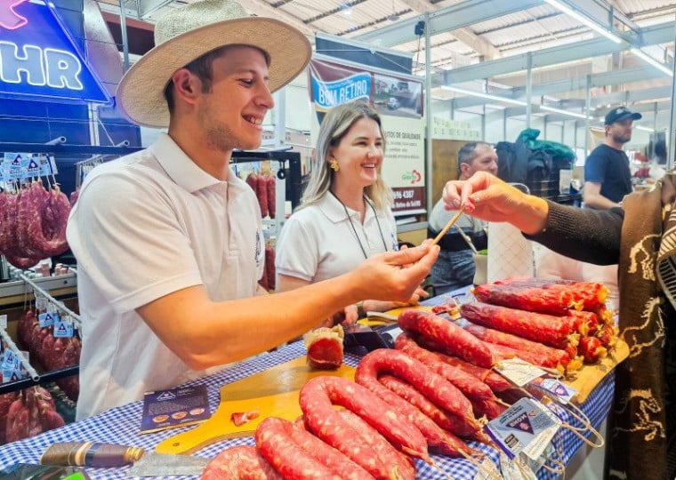 Visitantes experimentam embutidos oferecidos por produtores no Pavilhão da Agricultura Familiar durante a Expointer 2026.
