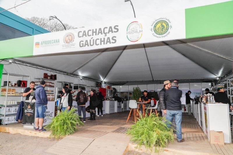 Estande da Aprodecana reúne cachaças gaúchas e produtos de diferentes marcas durante a Expointer 2026