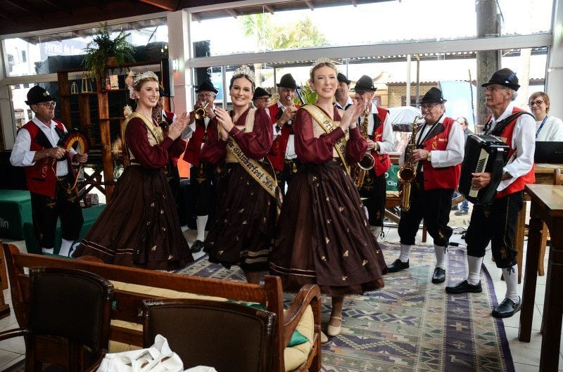Comitiva da Oktoberfest com as princesas Tainara de Conto Nunes e Jhenifer Fais e a rainha Rafaela Robinson Werb (c) visitou a Casa do JC na Expointer