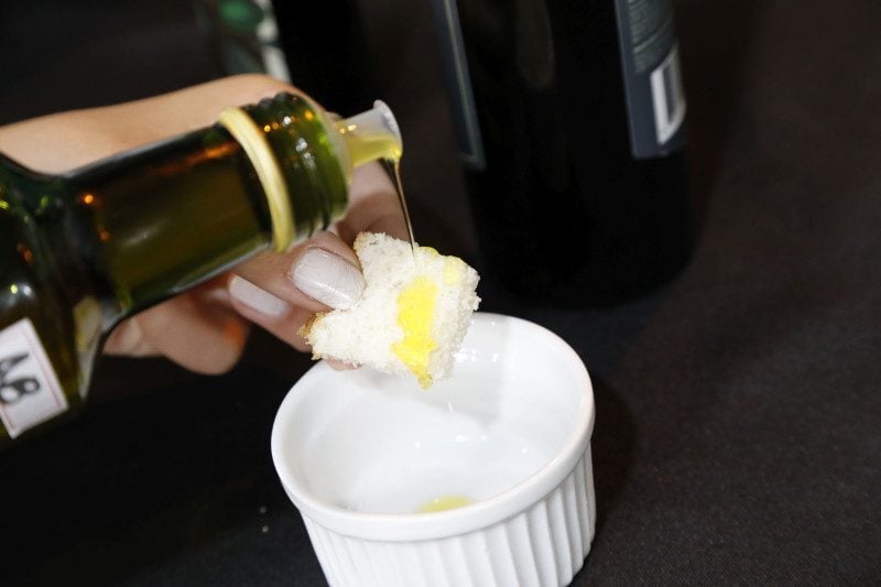 Dezenas de rótulos de marcas gaúchas de azeite extravirgem  podem ser degustadas pelo público da Expointer