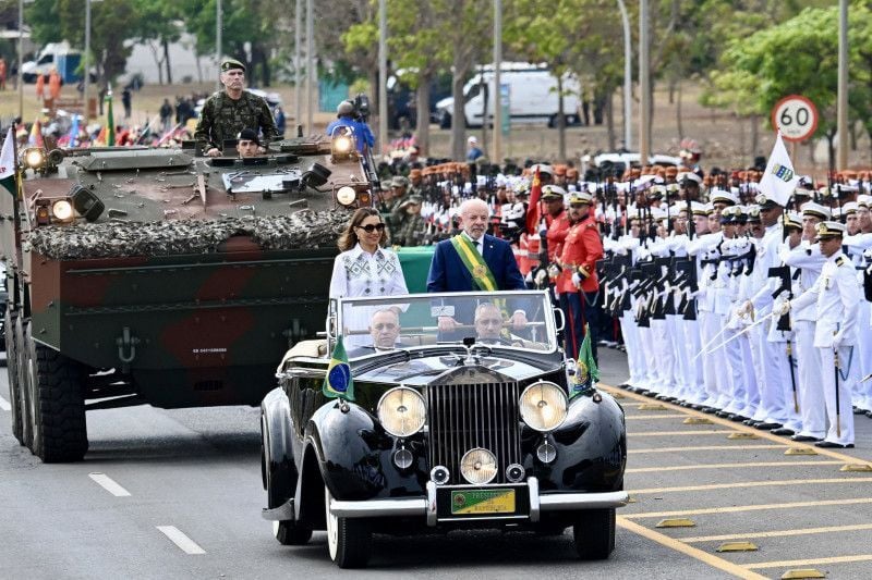 Presidente Lula saúda o público no desfile do Dia da Independência