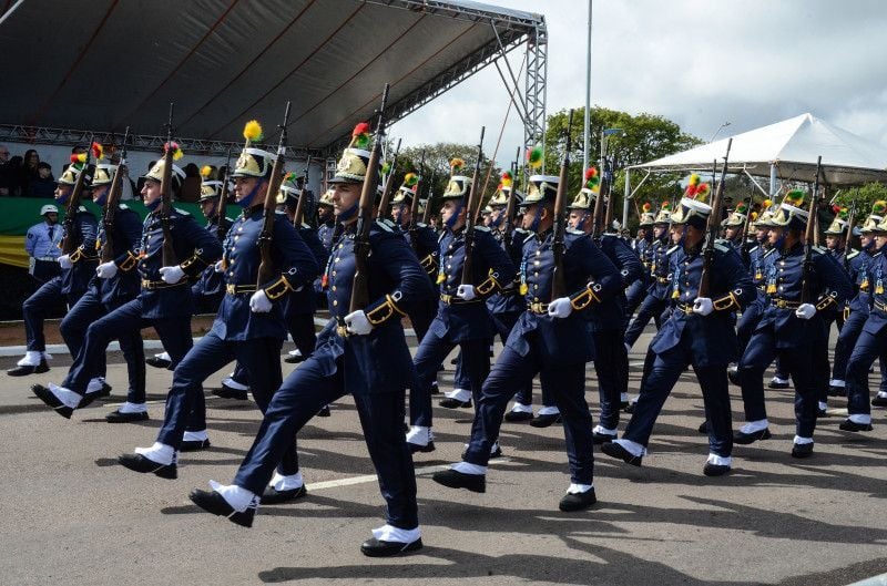 Soldados das Forças Armadas marcham durante as comemorações da Independência do Brasil, na avenida Edvaldo Pereira Paiva, em Porto Alegre