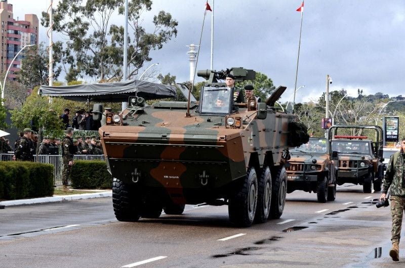 O destacamento motorizado levou para a avenida aproximadamente 250 veículos, entre motocicletas, veículos militares e blindados das Forças Armadas | Fernanda Davoglio/Especial/JC