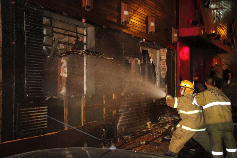 Incêndio, que matou 242 pessoas em Santa Maria, gerarou uma série de novas exigências para casas noturnas; até hoje, Bombeiros recebem denúncias de irregularidades