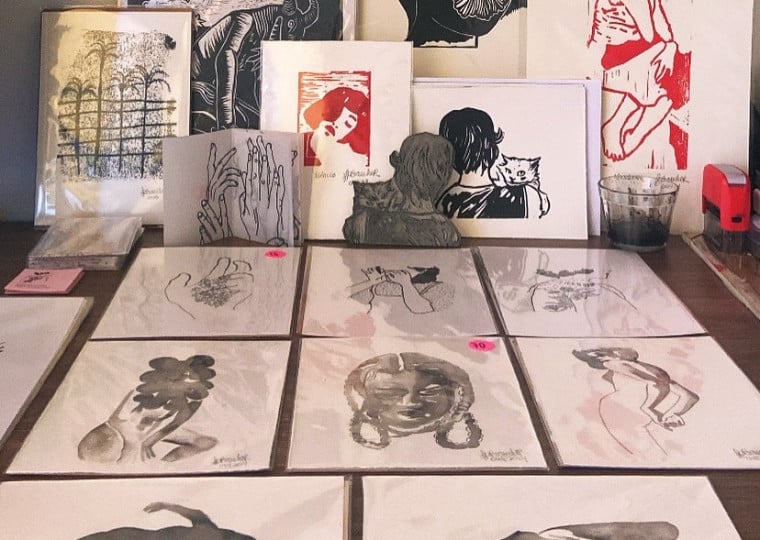 A mostra reúne zines, serigrafias, gravuras e xilogravuras produzidas por artistas mulheres.