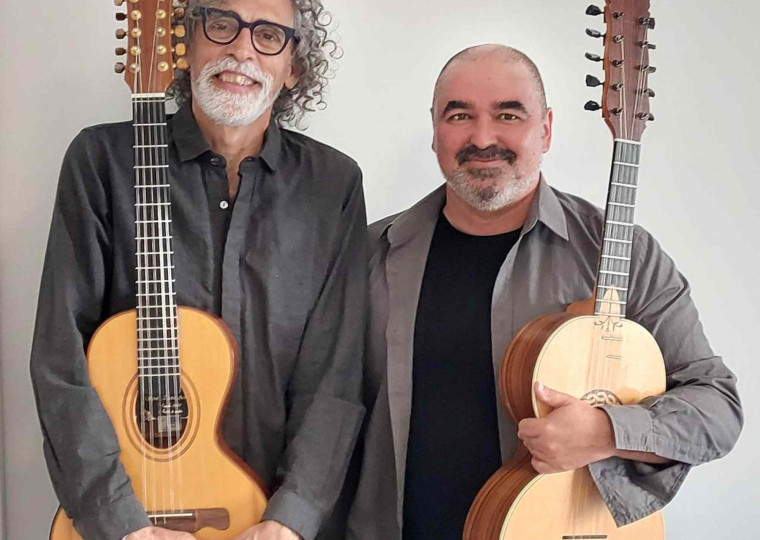O duo apresenta composições autorais em arranjos cruzados entre a viola brasileira e a viola de arame portuguesa.