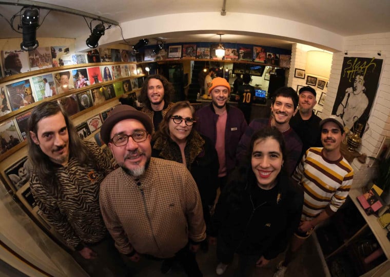 O grupo reúne influências do jazz, do funk e de tradições musicais brasileiras e do Oriente Médio.