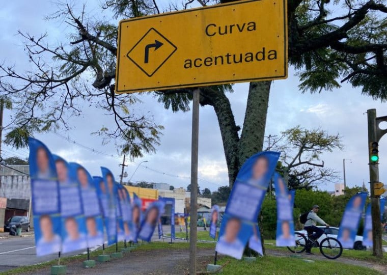 Placas de políticos são colocadas nas esquinas das cidades