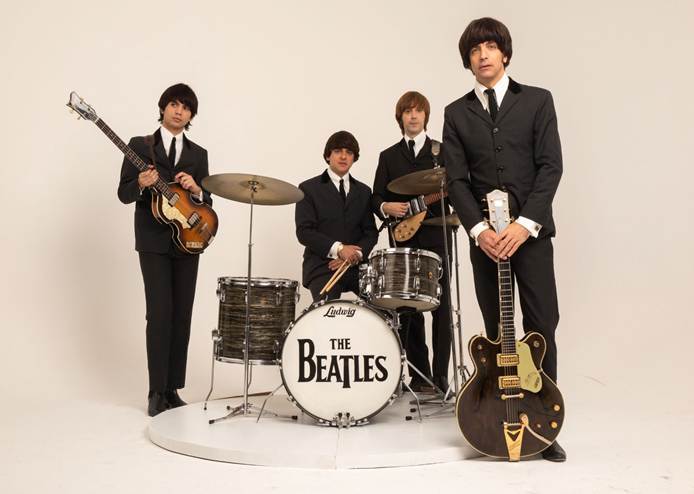 A apresentação reproduz figurinos e instrumentos de época para recriar o universo dos Beatles.