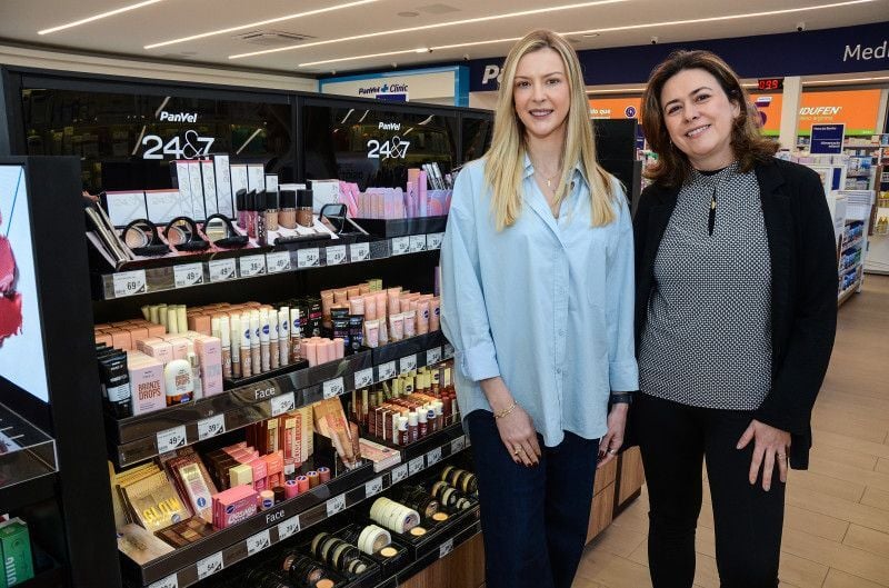 Rafaella Weber, gerente de marcas exclusivas, e Adriana Vasco, gerente executiva de novos neg&oacute;cios, est&atilde;o &agrave; frente do desenvolvimento da nova linha de beleza Panvel 24&7<br />Foto: Fernanda Bigio Davoglio/Especial/JC