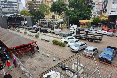 Largo Glênio Peres é preparado para o comício de Lula