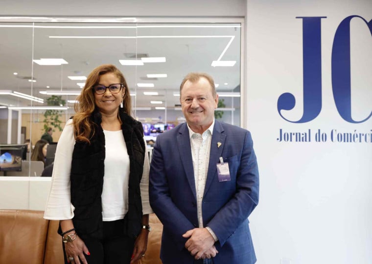 Gilmar Dalla Roza, CEO da Health Meeting Brasil e Alessandra Dewes, gerente executiva do Sindihospa visitaram a nova sede do Jornal do Comércio