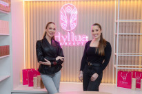 Hyllua Hussein e Elisa Kostelnaki s&atilde;o as s&oacute;cias &agrave; frente da Hyllua Beauty