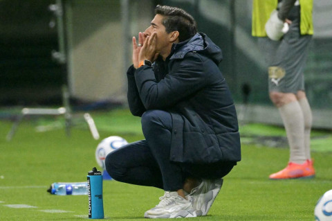 Abel Ferreira leva gancho de três jogos por chutar microfone e não estará em Grêmio x Palmeiras