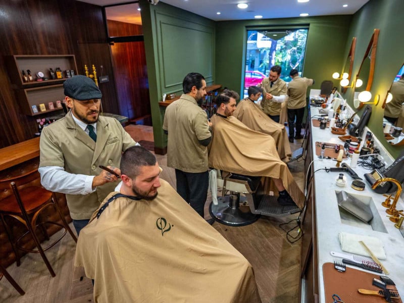 Percebendo afinidade entre o p&uacute;blico masculino e o universo dos charutos, os empres&aacute;rios identificaram uma oportunidade de neg&oacute;cio<br />Foto: Leandro Costa/Divulga&ccedil;&atilde;o/JC