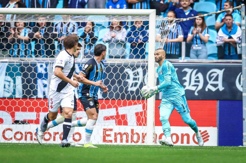 Grêmio sai na frente, toma a virada do Vasco e crise aumenta na Arena