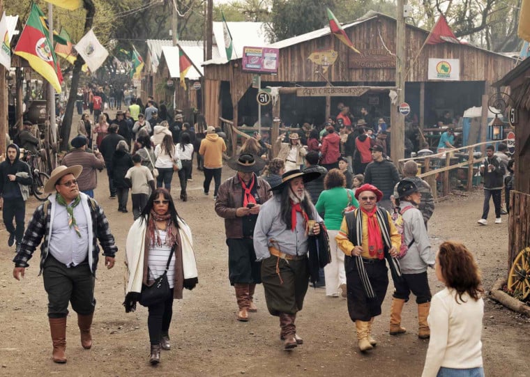 Dia nublado n&atilde;o afastou visitantes que tamb&eacute;m lotaram pavilh&atilde;o da Agricultura Familiar