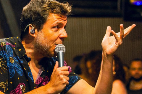 Filho de Lenine, João Cavalcanti, e Adriano Trindade se apresentam juntos 