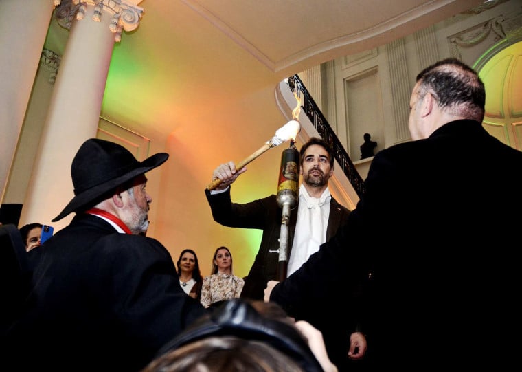 Dando inicío ao evento, o governador Eduardo Leite ascendeu a centelha da Chama Crioula no Palácio Piratini