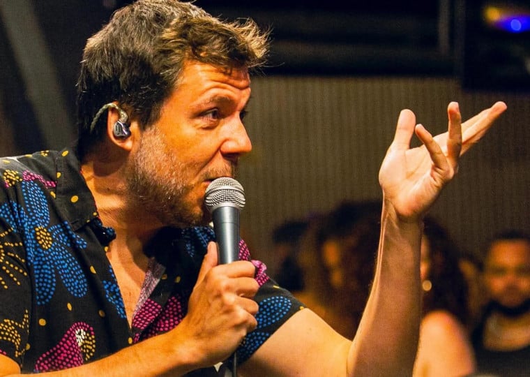 João Cavalcanti, filho de Lenine, sobe ao palco do Espaço 373 junto com Adriano Trindade em show que reúne sucessos do samba.