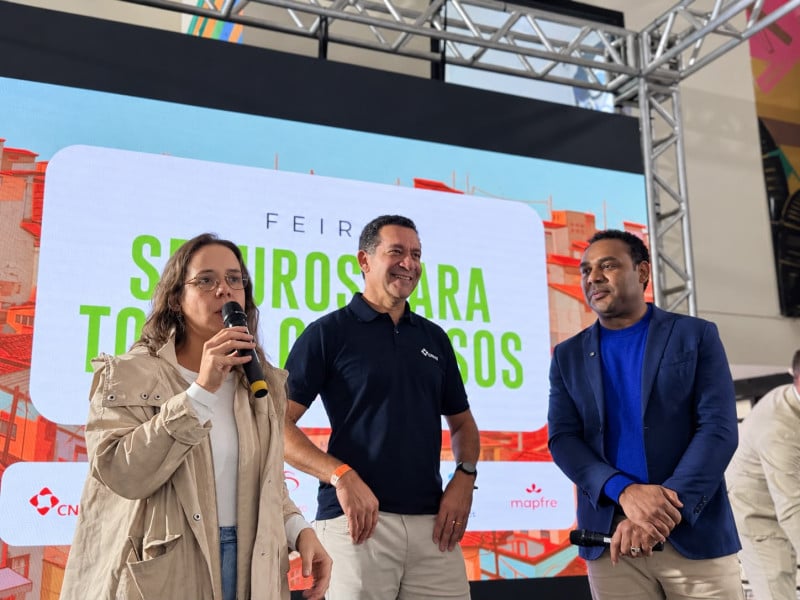 J&uacute;lia Normande, diretora t&eacute;cnica da Susep, Rodrygo Oliveira, presidente da CNSeg, e Gilson Rodrigues, CEO do G10 Favelas <br />Foto: CNSEG/DIVULGA&Ccedil;&Atilde;O/JC