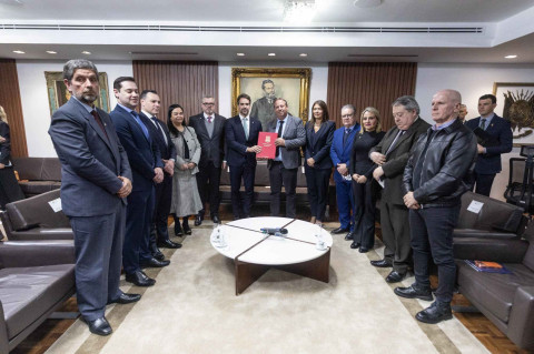 Eduardo Leite entrega proposta orçamentária para 2027 com déficit de R$ 4 bilhões