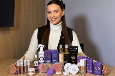 A esteticista e cosmet&oacute;loga Ana Paula Roos est&aacute; &agrave; frente da marca Ana Glow