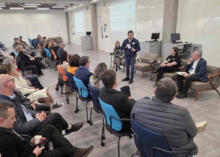 Apenas os candidatos Gabriel Souza e Priscila Voigt compareceram ao debate