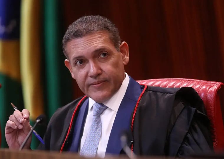 Ministro vai definir se se declara impedido de julgar o caso depois de novos diálogos citarem pagamentos a seu filho