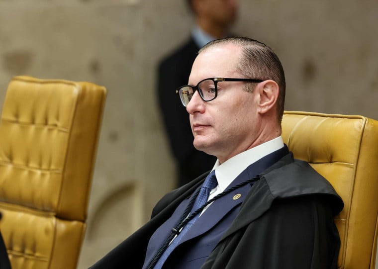Sess&atilde;o plen&aacute;ria extraordin&aacute;ria do STF - sess&atilde;o in&eacute;dita julga envolvimento de Moraes e Vorcaro/// Ministro Cristiano Zanin.
