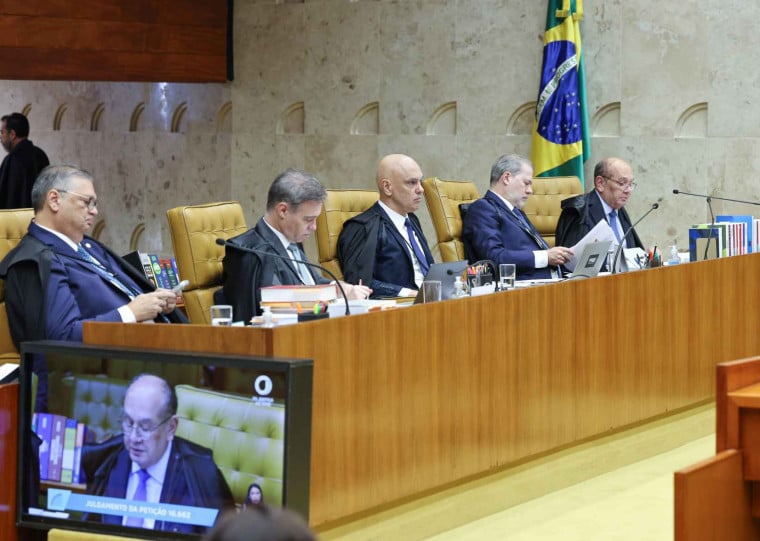 A divulgação dos diálogos se deu pouco antes da sessão de terça-feira, (15), que discutiu os indícios de que Alexandre de Moraes mantinha elo com Vorcaro